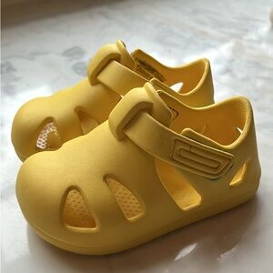 Ten little splash sandals